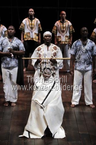 Südafrikanisches Gesangsensemble Isango Ensemble eröffnet mit Die Zauberflöte von Wolfgang Amadeus Mozart am 15. bis 20. Juli 2011 das 24. Kölner Sommerfestival in der Philharmonie Köln (&copy; )