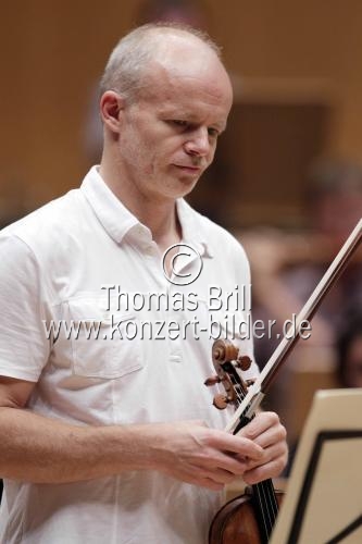 Österreichischer Violinist Thomas Zehetmair begleitet das Orchestre Révolutionnaire et Romantique unter der Leitung des britischen Dirigenten Sir John Eliot Gardiner in der Philharmonie Köln (&copy; Thomas Brill)