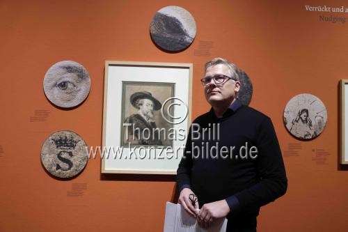 Die Ausstellung „Zeichnung im Labor – Papier trägt Kunst“ zeigt vom 10. November 2023 bis 18. Februar 2024 Meisterzeichnungen von Rubens oder Rembrandt unter dem Mikroskop im Wallraf-Richartz-Museum Köln (&copy; Thomas Brill)