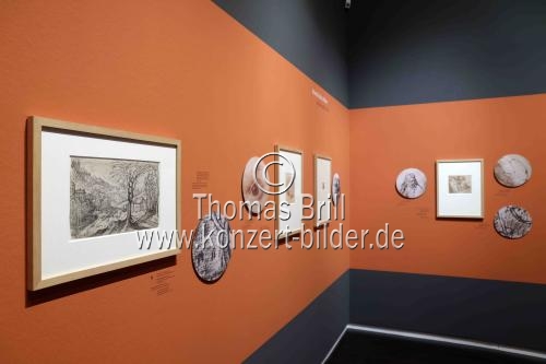 Die Ausstellung „Zeichnung im Labor – Papier trägt Kunst“ zeigt vom 10. November 2023 bis 18. Februar 2024 Meisterzeichnungen von Rubens oder Rembrandt unter dem Mikroskop im Wallraf-Richartz-Museum Köln (© Thomas Brill)