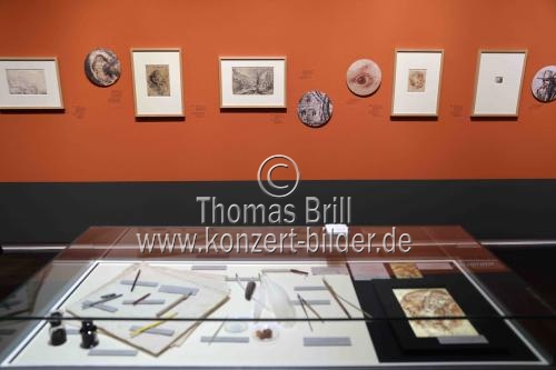 Die Ausstellung „Zeichnung im Labor – Papier trägt Kunst“ zeigt vom 10. November 2023 bis 18. Februar 2024 Meisterzeichnungen von Rubens oder Rembrandt unter dem Mikroskop im Wallraf-Richartz-Museum Köln (&copy; Thomas Brill)