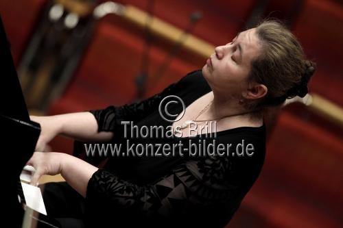 Russische Pianistin Lilya Zilberstein gastiert in Begleitung des Gürzenich-Orchester Köln unter der Leitung des russischen Dirigenten Dmitrij Kitajenko in der Kölner Philharmonie (© Thomas Brill)
