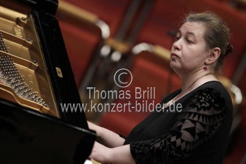 Russische Pianistin Lilya Zilberstein gastiert in Begleitung des Gürzenich-Orchester Köln unter der Leitung des russischen Dirigenten Dmitrij Kitajenko in der Kölner Philharmonie (© Thomas Brill)