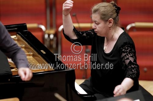 Russische Pianistin Lilya Zilberstein gastiert in Begleitung des Gürzenich-Orchester Köln unter der Leitung des russischen Dirigenten Dmitrij Kitajenko in der Kölner Philharmonie (© Thomas Brill)