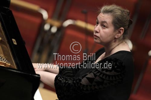 Russische Pianistin Lilya Zilberstein gastiert in Begleitung des Gürzenich-Orchester Köln unter der Leitung des russischen Dirigenten Dmitrij Kitajenko in der Kölner Philharmonie (&copy; Thomas Brill)