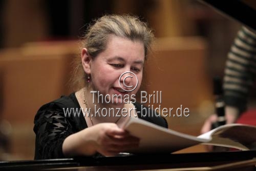 Russische Pianistin Lilya Zilberstein gastiert in Begleitung des Gürzenich-Orchester Köln unter der Leitung des russischen Dirigenten Dmitrij Kitajenko in der Kölner Philharmonie (&copy; Thomas Brill)