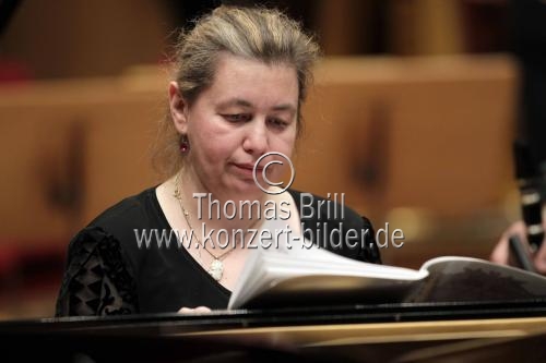 Russische Pianistin Lilya Zilberstein gastiert in Begleitung des Gürzenich-Orchester Köln unter der Leitung des russischen Dirigenten Dmitrij Kitajenko in der Kölner Philharmonie (© Thomas Brill)
