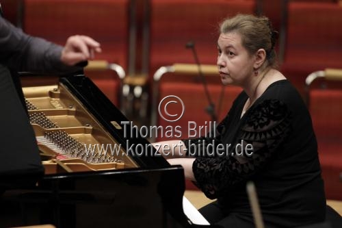Russische Pianistin Lilya Zilberstein gastiert in Begleitung des Gürzenich-Orchester Köln unter der Leitung des russischen Dirigenten Dmitrij Kitajenko in der Kölner Philharmonie (&copy; Thomas Brill)