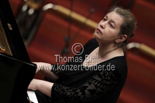 Russische Pianistin Lilya Zilberstein gastiert in Begleitung des Gürzenich-Orchester Köln unter der Leitung des russischen Dirigenten Dmitrij Kitajenko in der Kölner Philharmonie (&copy; Thomas Brill)