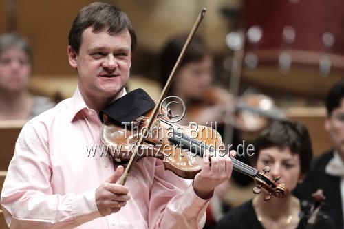 Deutsche Violinist Frank Peter Zimmermann begleitet das Symphonieorchester des Bayerischen Rundfunks unter der Leitung des finnischen Dirigenten Esa-Pekka Salonen in der Philharmonie Köln (© Thomas Brill)