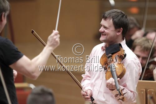 Deutsche Violinist Frank Peter Zimmermann begleitet das Symphonieorchester des Bayerischen Rundfunks unter der Leitung des finnischen Dirigenten Esa-Pekka Salonen in der Philharmonie Köln (© Thomas Brill)