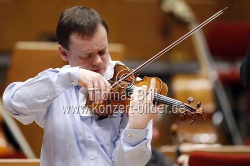 Finnischer Dirigent Jukka-Pekka Saraste leitet das WDR Sinfonieorchester Köln in Begleitung des deutschen Violinisten Frank Peter Zimmermann in der Kölner Philharmonie (&copy; Thomas Brill)