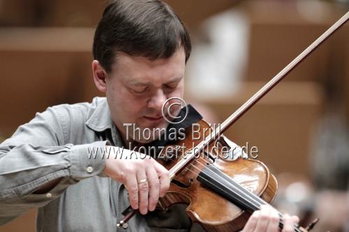 Deutsche Violinist Frank Peter Zimmermann begleitet die Wiener Philharmoniker unter der Leitung des österreichischen Dirigenten Franz Welser-Möst in der Philharmonie Köln (&copy; Thomas Brill)