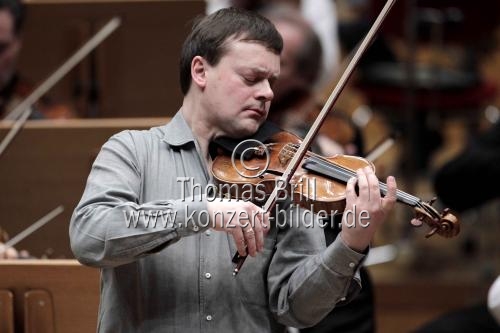 Deutsche Violinist Frank Peter Zimmermann begleitet die Wiener Philharmoniker unter der Leitung des österreichischen Dirigenten Franz Welser-Möst in der Philharmonie Köln (&copy; Thomas Brill)