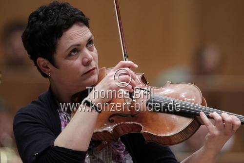 Deutsche Bratschistin Tabea Zimmermann gastiert in Begleitung des Gürzenich-Orchester Köln
unter der Leitung des französischen Dirigenten François-Xavier Roth in der Kölner Philharmonie (© Thomas Brill)