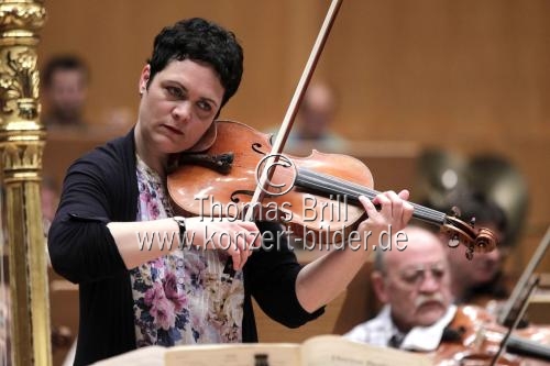 Deutsche Bratschistin Tabea Zimmermann gastiert in Begleitung des Gürzenich-Orchester Köln
unter der Leitung des französischen Dirigenten François-Xavier Roth in der Kölner Philharmonie (© Thomas Brill)
