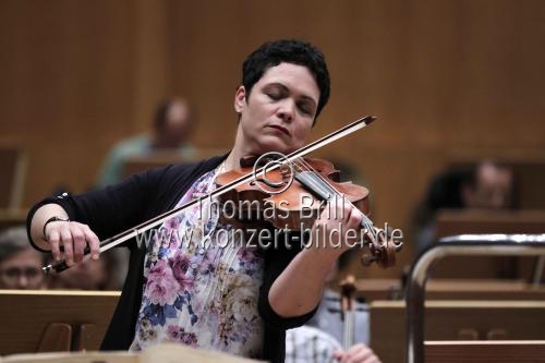 Deutsche Bratschistin Tabea Zimmermann gastiert in Begleitung des Gürzenich-Orchester Kölnunter der Leitung des französischen Dirigenten François-Xavier Roth in der Kölner Philharmonie (&copy; Thomas Brill)