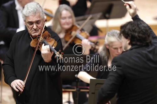 Israelischer Violinist Pinchas Zukerman gastiert in Begleitung des WDR Sinfonieorchester Köln unter der Leitung des rumänischen Dirigenten Cristian Macelaru in der Kölner Philharmonie (&copy; Thomas Brill)