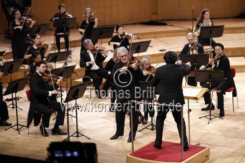 Israelischer Violinist Pinchas Zukerman gastiert in Begleitung des WDR Sinfonieorchester Köln unter der Leitung des rumänischen Dirigenten Cristian Macelaru in der Kölner Philharmonie (© Thomas Brill)
