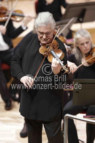 Israelischer Violinist Pinchas Zukerman gastiert in Begleitung des WDR Sinfonieorchester Köln unter der Leitung des rumänischen Dirigenten Cristian Macelaru in der Kölner Philharmonie (&copy; Thomas Brill)