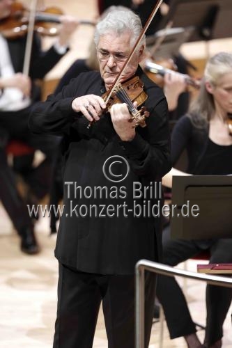 Israelischer Violinist Pinchas Zukerman gastiert in Begleitung des WDR Sinfonieorchester Köln unter der Leitung des rumänischen Dirigenten Cristian Macelaru in der Kölner Philharmonie (&copy; Thomas Brill)