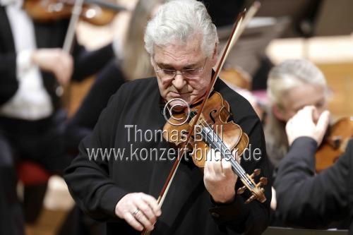 Israelischer Violinist Pinchas Zukerman gastiert in Begleitung des WDR Sinfonieorchester Köln unter der Leitung des rumänischen Dirigenten Cristian Macelaru in der Kölner Philharmonie (&copy; Thomas Brill)