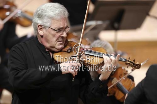 Israelischer Violinist Pinchas Zukerman gastiert in Begleitung des WDR Sinfonieorchester Köln unter der Leitung des rumänischen Dirigenten Cristian Macelaru in der Kölner Philharmonie (&copy; Thomas Brill)