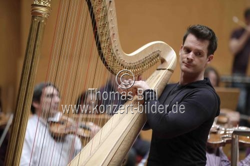 Französische Harfenist Xavier de Maistre gastiert in Begleitung des London Philharmonic Orchestra unter der Leitung des kolumbianischen Dirigenten Andrés Orozco-Estrada in der Philharmonie Köln (© Thomas Brill)