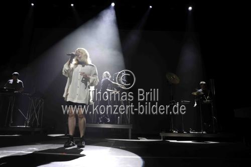 Französische Chanson-Sängerin Zaho de Sagazan gastiert auf ihrer 