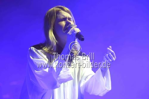 Französische Chanson-Sängerin Zaho de Sagazan gastiert auf ihrer 