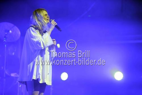 Französische Chanson-Sängerin Zaho de Sagazan gastiert auf ihrer 