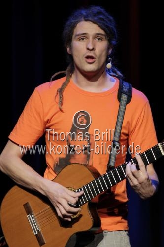 Deutscher Anarcho-Komik-Liedermacher el mago masin gastiert bei der Eröffnungsshow 