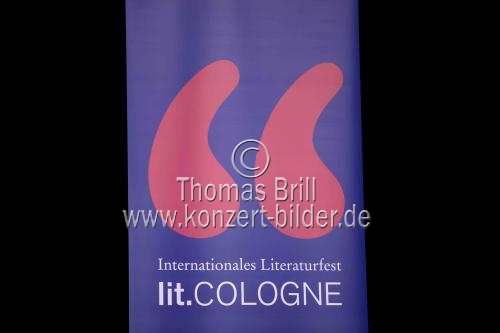 Der englische Schriftsteller Julian Barnes, Moderator Alf Mentzer und der deutsche Dramaturg Frank Arnold sprechen über das Leben und Sterben der 