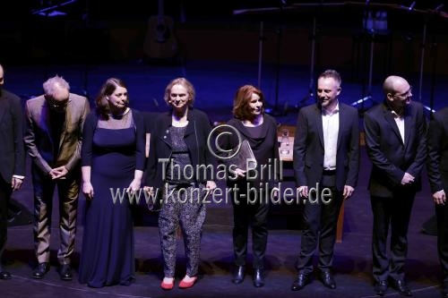 Elke Heidenreich, Reinhold Beckmann, Senta Berger, Till Brönner, Michael Hansonis, Marc-Aurel Floros und das Calmus Ensemble gastieren bei der lit.COLOGNE Gala in der Kölner Philharmonie (© Thomas Brill)