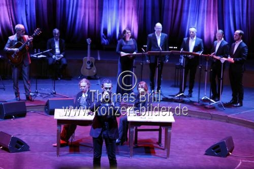 Elke Heidenreich, Reinhold Beckmann, Senta Berger, Till Brönner, Michael Hansonis, Marc-Aurel Floros und das Calmus Ensemble gastieren bei der lit.COLOGNE Gala in der Kölner Philharmonie (© Thomas Brill)