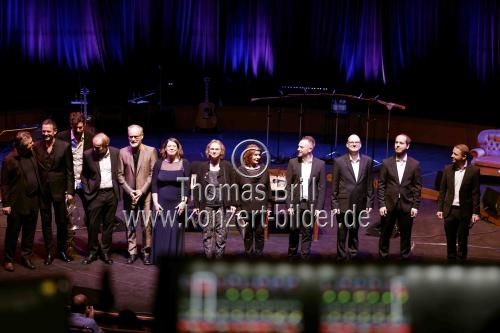 Elke Heidenreich, Reinhold Beckmann, Senta Berger, Till Brönner, Michael Hansonis, Marc-Aurel Floros und das Calmus Ensemble gastieren bei der lit.COLOGNE Gala in der Kölner Philharmonie (&copy; Thomas Brill)