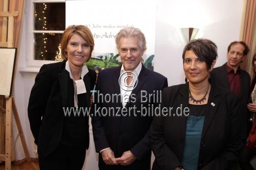 Bettina Böttinger, Herbert Feuerstein, Vesselina Kasarova, Monika Hauser, Roger Willemsen, Marie Bäumer, Lydie Auvray und Frank Schätzing beim Charity Abendessen 20 Jahre medica mondiale in der Wolkenburg Köln (&copy; Thomas Brill)