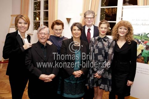 Bettina Böttinger, Herbert Feuerstein, Vesselina Kasarova, Monika Hauser, Roger Willemsen, Marie Bäumer, Lydie Auvray und Frank Schätzing beim Charity Abendessen 20 Jahre medica mondiale in der Wolkenburg Köln (&copy; Thomas Brill)