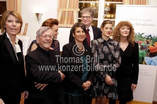 Bettina Böttinger, Herbert Feuerstein, Vesselina Kasarova, Monika Hauser, Roger Willemsen, Marie Bäumer, Lydie Auvray und Frank Schätzing beim Charity Abendessen 20 Jahre medica mondiale in der Wolkenburg Köln (© Thomas Brill)