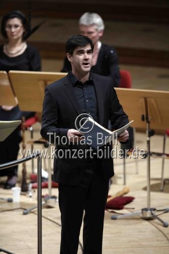 Japanischer Dirigent Masaaki Suzuki leitet das Orchestra of the Age of Enlightenment beim Weihnachtsoratorium von Johann Sebastian Bach in der Philharmonie Köln (&copy; Thomas Brill)