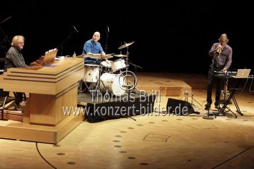 Der niederlndische Keyboarder Jasper van't Hof, der amerikanische Schlagzeuger Joey Baron und der deutsche Trompeter Markus Stockhausen gastierten in der Philharmonie Kln (&copy; Thomas Brill)