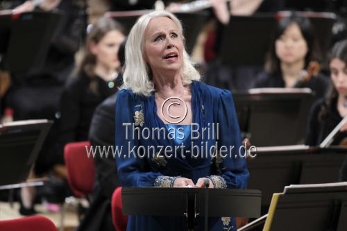 Schwedische Mezzosopranistin Anne Sofie von Otter gastiert in Begleitung des Orchester der New York Philharmonic unter der Leitung des amerikanischen Dirigenten Alan Gilbert in der Philha (© Thomas Brill)
