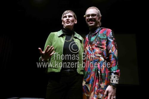 Deutsche Philosophin Eva von Redecker und die nichtbinäre schweizerische Schriftsteller*in Kim de l`Horizon diskutieren über das Spielzeitmotto des Schauspielhaus Köln 