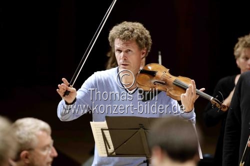 Deutsch-Norwegische Dirigent Gottfried von der Goltz leitet das Freiburger Barockorchester in der Philharmonie Köln (&copy; Thomas Brill)