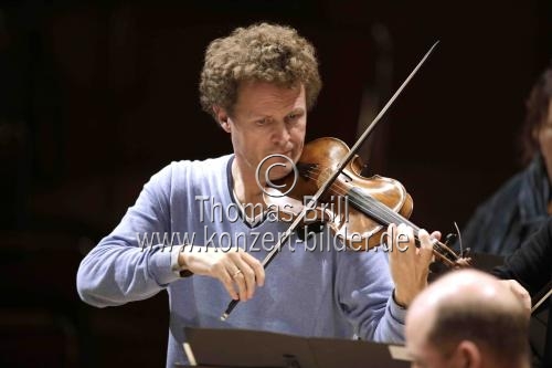 Deutsch-Norwegische Dirigent Gottfried von der Goltz leitet das Freiburger Barockorchester in der Philharmonie Köln (© Thomas Brill)
