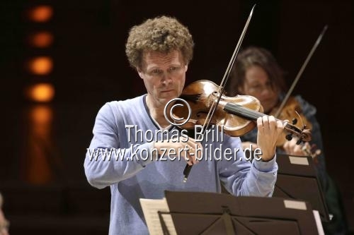 Deutsch-Norwegische Dirigent Gottfried von der Goltz leitet das Freiburger Barockorchester in der Philharmonie Köln (&copy; Thomas Brill)