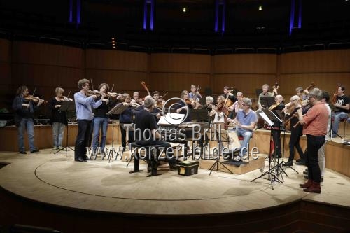 Deutsch-Norwegische Dirigent Gottfried von der Goltz leitet das Freiburger Barockorchester in der Philharmonie Köln (&copy; Thomas Brill)