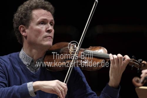 Deutsch-Norwegische Dirigent Gottfried von der Goltz leitet das Freiburger Barockorchester in der Philharmonie Köln (&copy; Thomas Brill)