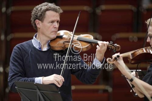 Deutsche Pianist Kristian Bezuidenhout gastiert mit dem Freiburger Barockorchester unter der Leitung des Deutsch-norwegischen Violinisten und Dirigenten Gottfried von der Goltz (* 1. Juni 1964 in Würzburg) und Chor mit dem Programm