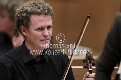 Deutsch-Norwegische Dirigent Gottfried von der Goltz leitet das Freiburger Barockorchester in der Philharmonie Köln (© Thomas Brill)